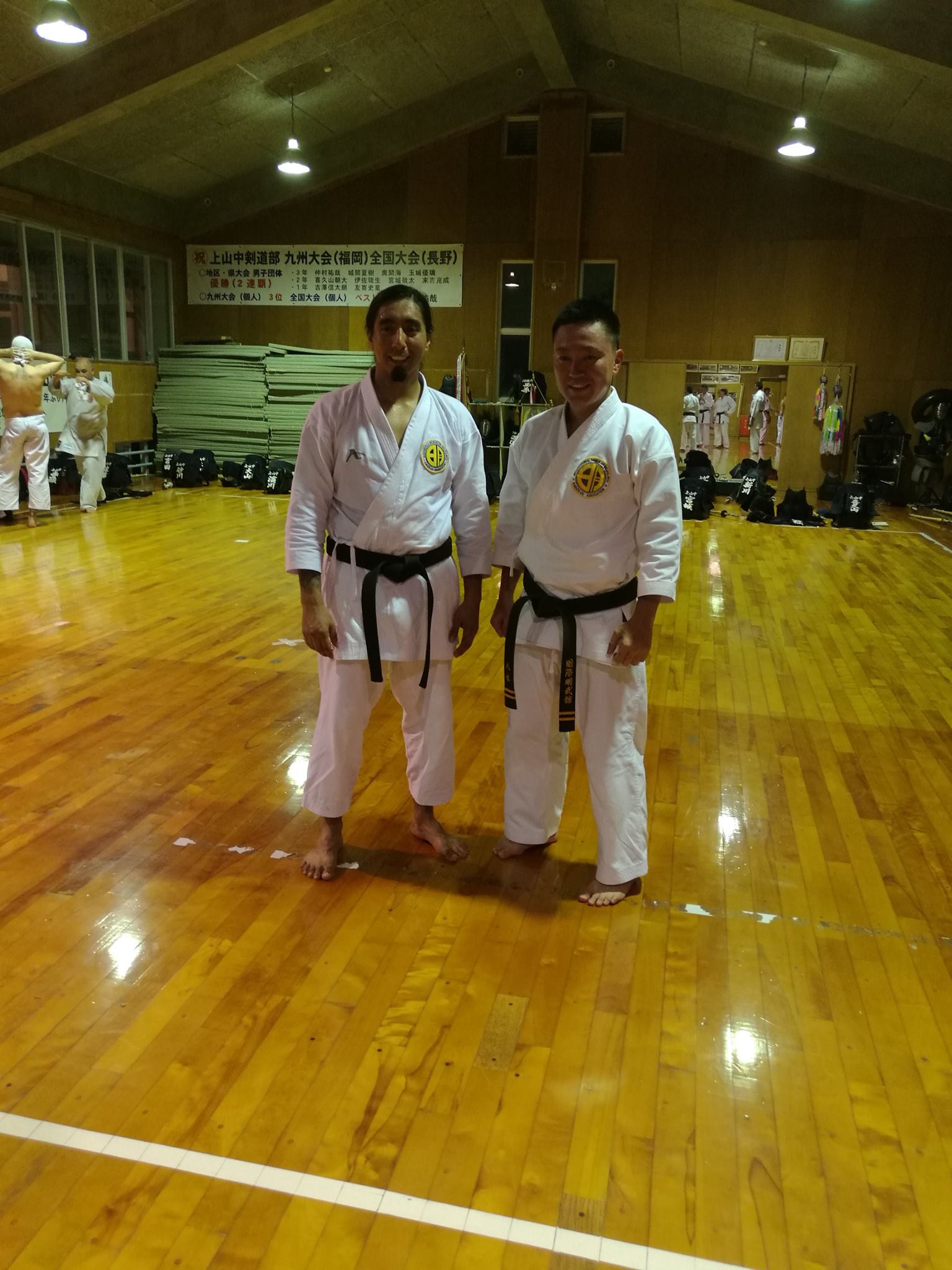 con Akihiro